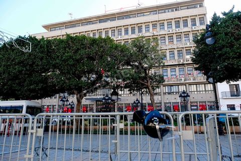 14 janvier 2018 : commémoration sur l'avenue Habib Bourguiba à Tunis du 7ème anniversaire d ela Révolution tunisienne et du départ de Ben Ali. DAsn un contexte de fortes tensions sociales et d'affrontements de jeunes avec la police dasn plusisuers villes de Tunisie depuis une semaine, la journée fut étonnament calme, peu de manifestants et de revnedications sociales face à une très forte présence policière. certains exprimaaient leur fierté, mais d'autres criaient surtout leur colère face à la persistance des maux - pauvreté, chômage et corruption - à l'origine de la chute de la dictature. Des membres du collectif citoyen « Manich Msamah » (« Je ne pardonnerai pas ») ont défilé en brandissant les photos de « martyrs » de la révolution tandis que des jeunes manifestaient pour l'emploi. Des partis politiques avaient installé des stands.