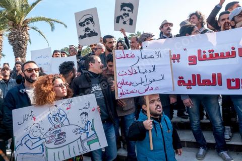 26 janvier 2018 : une centaine de manifestations s'est réunie se vendredi après midi devant l'Assemblée (ARP) au Bardo à l'appel du mouvement "Fech Nestanew" contre la loi de Finances 2018 et les arrestations policières durant les mouvemants sociaux du mois de janvier. Les manifestants ont scandés des slogans contre le ministère de l’Intérieur et les agents des forces de l’ordre postés devant le siège de l’ARP ce qui a provoqué des affrontements entre manifestants et agents de sécurité.Mais le constat est un essouflement du mouvement qui n'arrive pas à mobiliser depuis le début des mouvements sociaux. 
