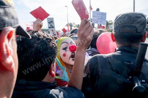 26 janvier 2018 : une centaine de manifestations s'est réunie se vendredi après midi devant l'Assemblée (ARP) au Bardo à l'appel du mouvement "Fech Nestanew" contre la loi de Finances 2018 et les arrestations policières durant les mouvemants sociaux du mois de janvier. Les manifestants ont scandés des slogans contre le ministère de l’Intérieur et les agents des forces de l’ordre postés devant le siège de l’ARP ce qui a provoqué des affrontements entre manifestants et agents de sécurité.Mais le constat est un essouflement du mouvement qui n'arrive pas à mobiliser depuis le début des mouvements sociaux. 