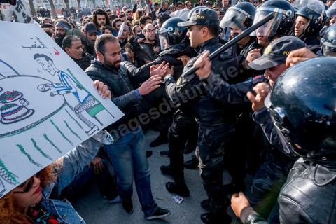 26 janvier 2018 : une centaine de manifestations s'est réunie se vendredi après midi devant l'Assemblée (ARP) au Bardo à l'appel du mouvement "Fech Nestanew" contre la loi de Finances 2018 et les arrestations policières durant les mouvemants sociaux du mois de janvier. Les manifestants ont scandés des slogans contre le ministère de l’Intérieur et les agents des forces de l’ordre postés devant le siège de l’ARP ce qui a provoqué des affrontements entre manifestants et agents de sécurité.Mais le constat est un essouflement du mouvement qui n'arrive pas à mobiliser depuis le début des mouvements sociaux. 