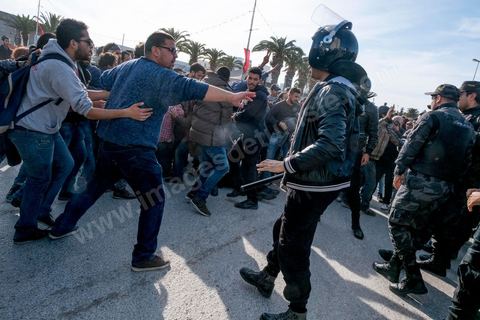 26 janvier 2018 : une centaine de manifestations s'est réunie se vendredi après midi devant l'Assemblée (ARP) au Bardo à l'appel du mouvement "Fech Nestanew" contre la loi de Finances 2018 et les arrestations policières durant les mouvemants sociaux du mois de janvier. Les manifestants ont scandés des slogans contre le ministère de l’Intérieur et les agents des forces de l’ordre postés devant le siège de l’ARP ce qui a provoqué des affrontements entre manifestants et agents de sécurité.Mais le constat est un essouflement du mouvement qui n'arrive pas à mobiliser depuis le début des mouvements sociaux. 