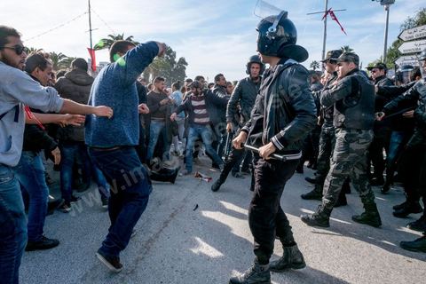 26 janvier 2018 : une centaine de manifestations s'est réunie se vendredi après midi devant l'Assemblée (ARP) au Bardo à l'appel du mouvement "Fech Nestanew" contre la loi de Finances 2018 et les arrestations policières durant les mouvemants sociaux du mois de janvier. Les manifestants ont scandés des slogans contre le ministère de l’Intérieur et les agents des forces de l’ordre postés devant le siège de l’ARP ce qui a provoqué des affrontements entre manifestants et agents de sécurité.Mais le constat est un essouflement du mouvement qui n'arrive pas à mobiliser depuis le début des mouvements sociaux. 