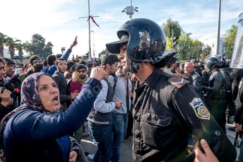 26 janvier 2018 : une centaine de manifestations s'est réunie se vendredi après midi devant l'Assemblée (ARP) au Bardo à l'appel du mouvement "Fech Nestanew" contre la loi de Finances 2018 et les arrestations policières durant les mouvemants sociaux du mois de janvier. Les manifestants ont scandés des slogans contre le ministère de l’Intérieur et les agents des forces de l’ordre postés devant le siège de l’ARP ce qui a provoqué des affrontements entre manifestants et agents de sécurité.Mais le constat est un essouflement du mouvement qui n'arrive pas à mobiliser depuis le début des mouvements sociaux. 