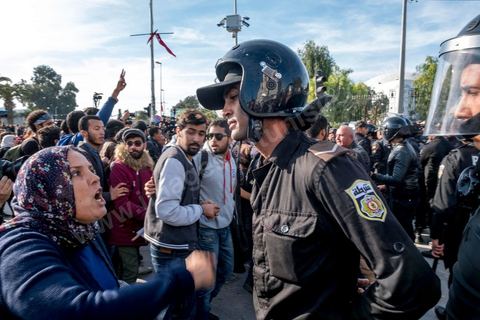 26 janvier 2018 : une centaine de manifestations s'est réunie se vendredi après midi devant l'Assemblée (ARP) au Bardo à l'appel du mouvement "Fech Nestanew" contre la loi de Finances 2018 et les arrestations policières durant les mouvemants sociaux du mois de janvier. Les manifestants ont scandés des slogans contre le ministère de l’Intérieur et les agents des forces de l’ordre postés devant le siège de l’ARP ce qui a provoqué des affrontements entre manifestants et agents de sécurité.Mais le constat est un essouflement du mouvement qui n'arrive pas à mobiliser depuis le début des mouvements sociaux. 