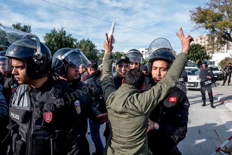 26 janvier 2018 : une centaine de manifestations s'est réunie se vendredi après midi devant l'Assemblée (ARP) au Bardo à l'appel du mouvement "Fech Nestanew" contre la loi de Finances 2018 et les arrestations policières durant les mouvemants sociaux du mois de janvier. Les manifestants ont scandés des slogans contre le ministère de l’Intérieur et les agents des forces de l’ordre postés devant le siège de l’ARP ce qui a provoqué des affrontements entre manifestants et agents de sécurité.Mais le constat est un essouflement du mouvement qui n'arrive pas à mobiliser depuis le début des mouvements sociaux. 