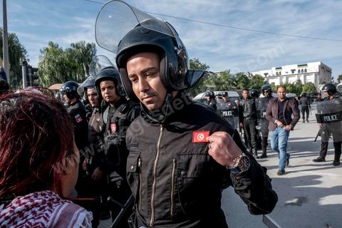 26 janvier 2018 : une centaine de manifestations s'est réunie se vendredi après midi devant l'Assemblée (ARP) au Bardo à l'appel du mouvement "Fech Nestanew" contre la loi de Finances 2018 et les arrestations policières durant les mouvemants sociaux du mois de janvier. Les manifestants ont scandés des slogans contre le ministère de l’Intérieur et les agents des forces de l’ordre postés devant le siège de l’ARP ce qui a provoqué des affrontements entre manifestants et agents de sécurité.Mais le constat est un essouflement du mouvement qui n'arrive pas à mobiliser depuis le début des mouvements sociaux. 