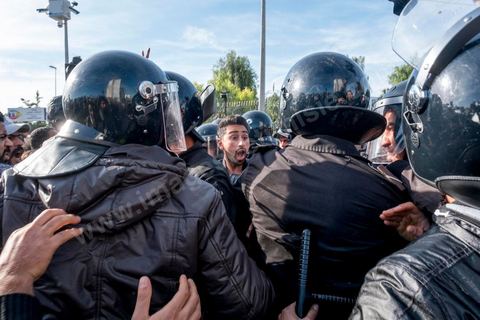 26 janvier 2018 : une centaine de manifestations s'est réunie se vendredi après midi devant l'Assemblée (ARP) au Bardo à l'appel du mouvement "Fech Nestanew" contre la loi de Finances 2018 et les arrestations policières durant les mouvemants sociaux du mois de janvier. Les manifestants ont scandés des slogans contre le ministère de l’Intérieur et les agents des forces de l’ordre postés devant le siège de l’ARP ce qui a provoqué des affrontements entre manifestants et agents de sécurité.Mais le constat est un essouflement du mouvement qui n'arrive pas à mobiliser depuis le début des mouvements sociaux. 