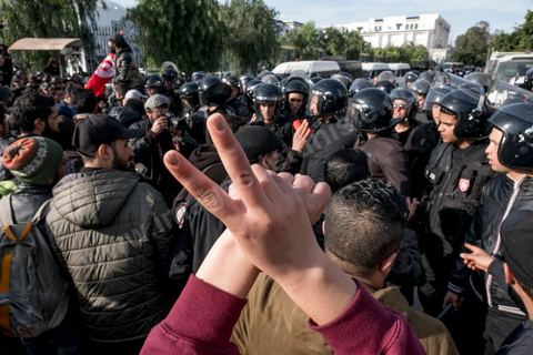 26 janvier 2018 : une centaine de manifestations s'est réunie se vendredi après midi devant l'Assemblée (ARP) au Bardo à l'appel du mouvement "Fech Nestanew" contre la loi de Finances 2018 et les arrestations policières durant les mouvemants sociaux du mois de janvier. Les manifestants ont scandés des slogans contre le ministère de l’Intérieur et les agents des forces de l’ordre postés devant le siège de l’ARP ce qui a provoqué des affrontements entre manifestants et agents de sécurité.Mais le constat est un essouflement du mouvement qui n'arrive pas à mobiliser depuis le début des mouvements sociaux. 