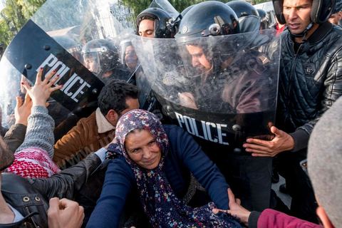 26 janvier 2018 : une centaine de manifestations s'est réunie se vendredi après midi devant l'Assemblée (ARP) au Bardo à l'appel du mouvement "Fech Nestanew" contre la loi de Finances 2018 et les arrestations policières durant les mouvemants sociaux du mois de janvier. Les manifestants ont scandés des slogans contre le ministère de l’Intérieur et les agents des forces de l’ordre postés devant le siège de l’ARP ce qui a provoqué des affrontements entre manifestants et agents de sécurité.Mais le constat est un essouflement du mouvement qui n'arrive pas à mobiliser depuis le début des mouvements sociaux. 