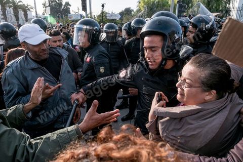 26 janvier 2018 : une centaine de manifestations s'est réunie se vendredi après midi devant l'Assemblée (ARP) au Bardo à l'appel du mouvement "Fech Nestanew" contre la loi de Finances 2018 et les arrestations policières durant les mouvemants sociaux du mois de janvier. Les manifestants ont scandés des slogans contre le ministère de l’Intérieur et les agents des forces de l’ordre postés devant le siège de l’ARP ce qui a provoqué des affrontements entre manifestants et agents de sécurité.Mais le constat est un essouflement du mouvement qui n'arrive pas à mobiliser depuis le début des mouvements sociaux. 