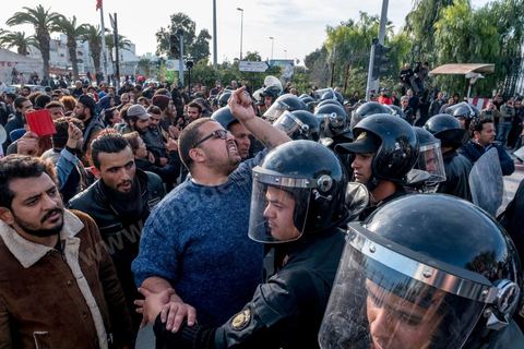 26 janvier 2018 : une centaine de manifestations s'est réunie se vendredi après midi devant l'Assemblée (ARP) au Bardo à l'appel du mouvement "Fech Nestanew" contre la loi de Finances 2018 et les arrestations policières durant les mouvemants sociaux du mois de janvier. Les manifestants ont scandés des slogans contre le ministère de l’Intérieur et les agents des forces de l’ordre postés devant le siège de l’ARP ce qui a provoqué des affrontements entre manifestants et agents de sécurité.Mais le constat est un essouflement du mouvement qui n'arrive pas à mobiliser depuis le début des mouvements sociaux. 