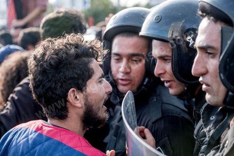 26 janvier 2018 : une centaine de manifestations s'est réunie se vendredi après midi devant l'Assemblée (ARP) au Bardo à l'appel du mouvement "Fech Nestanew" contre la loi de Finances 2018 et les arrestations policières durant les mouvemants sociaux du mois de janvier. Les manifestants ont scandés des slogans contre le ministère de l’Intérieur et les agents des forces de l’ordre postés devant le siège de l’ARP ce qui a provoqué des affrontements entre manifestants et agents de sécurité.Mais le constat est un essouflement du mouvement qui n'arrive pas à mobiliser depuis le début des mouvements sociaux. 