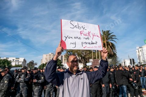 26 janvier 2018 : une centaine de manifestations s'est réunie se vendredi après midi devant l'Assemblée (ARP) au Bardo à l'appel du mouvement "Fech Nestanew" contre la loi de Finances 2018 et les arrestations policières durant les mouvemants sociaux du mois de janvier. Les manifestants ont scandés des slogans contre le ministère de l’Intérieur et les agents des forces de l’ordre postés devant le siège de l’ARP ce qui a provoqué des affrontements entre manifestants et agents de sécurité.Mais le constat est un essouflement du mouvement qui n'arrive pas à mobiliser depuis le début des mouvements sociaux. 