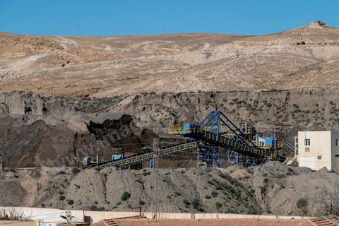 17 janvier 2018 : Au centre ville de Redeyef, l'unité de lavage du Phosphate de la CPG (Compagnie des Phosphates de Gafsa) domine la ville avec ses installations, ses monticules de phosphates et de déchets de phosphates.