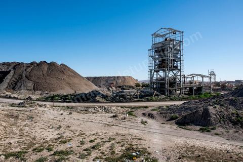 17 janvier 2018 : Au centre ville de Redeyef, l'unité de lavage du Phosphate de la CPG (Compagnie des Phosphates de Gafsa) domine la ville avec ses installations, ses monticules de phosphates et de déchets de phosphates.