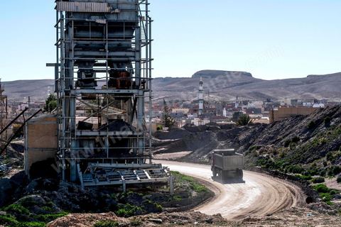 17 janvier 2018 : Au centre ville de Redeyef, l'unité de lavage du Phosphate de la CPG (Compagnie des Phosphates de Gafsa) domine la ville avec ses installations, ses monticules de phosphates et de déchets de phosphates.