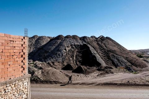 17 janvier 2018 : Au centre ville de Redeyef, l'unité de lavage du Phosphate de la CPG (Compagnie des Phosphates de Gafsa) domine la ville avec ses installations, ses monticules de phosphates et de déchets de phosphates.