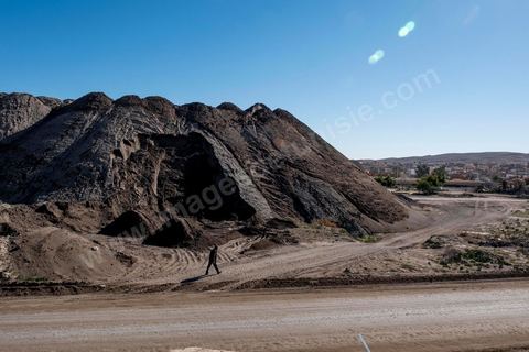 17 janvier 2018 : Au centre ville de Redeyef, l'unité de lavage du Phosphate de la CPG (Compagnie des Phosphates de Gafsa) domine la ville avec ses installations, ses monticules de phosphates et de déchets de phosphates.