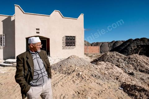 17 janvier 2018 : Au centre ville de Redeyef, l'unité de lavage du Phosphate de la CPG (Compagnie des Phosphates de Gafsa) domine la ville avec ses installations, ses monticules de phosphates et de déchets de phosphates.