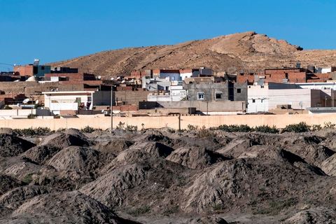17 janvier 2018 : En plein centre ville de Moulares, l'usine de lavage du photosphate de la CPG marque le paysage urbain et la vie des habitants. 