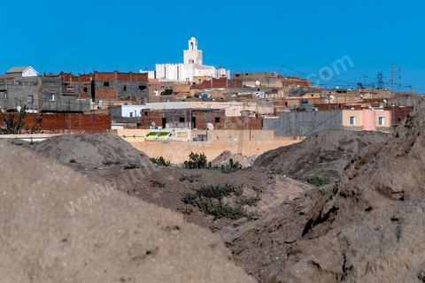 17 janvier 2018 : En plein centre ville de Moulares, l'usine de lavage du photosphate de la CPG marque le paysage urbain et la vie des habitants. 