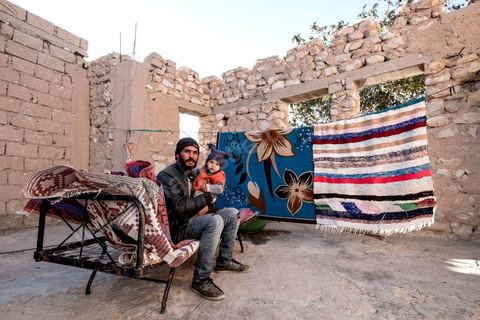17 janvier 2018 : à Moulares, REBAH KHLEFI, 49 ans, divorcée vit avec sa fille HANAN, 16 ans, à quelques dizaines de mètres de la laverie de phosphate et de la colline de résidus pollués.