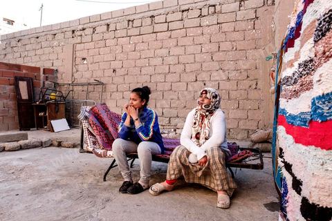 17 janvier 2018 : à Moulares, REBAH KHLEFI, 49 ans, divorcée vit avec sa fille HANAN, 16 ans, à quelques dizaines de mètres de la laverie de phosphate et de la colline de résidus pollués.