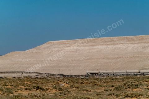 19 janvier 2018 : SIte de transformation du Phosphate de Mdhilla appartenant au GCT (Groupe Chimique Tunisien) et comprenant une unité de production d'acide sulfurique, une d'acide phosphorique et deux unités de de production de TSP (Triple Super Phosphate). Cette usine est située à l'entrée de la ville de Mdhilla et une quinzaine de kilomètres de Gafsa.