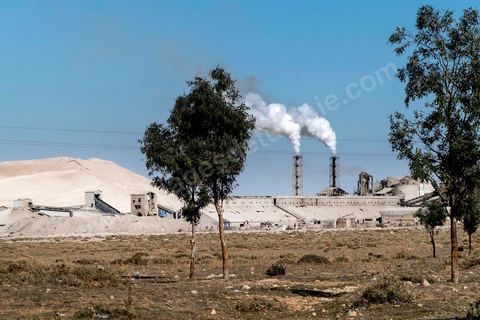 19 janvier 2018 : SIte de transformation du Phosphate de Mdhilla appartenant au GCT (Groupe Chimique Tunisien) et comprenant une unité de production d'acide sulfurique, une d'acide phosphorique et deux unités de de production de TSP (Triple Super Phosphate). Cette usine est située à l'entrée de la ville de Mdhilla et une quinzaine de kilomètres de Gafsa.