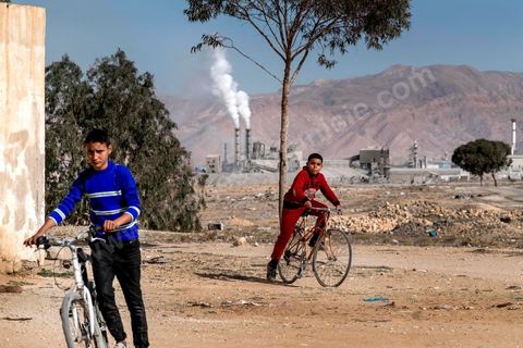 19 janvier 2018 : SIte de transformation du Phosphate de Mdhilla appartenant au GCT (Groupe Chimique Tunisien) et comprenant une unité de production d'acide sulfurique, une d'acide phosphorique et deux unités de de production de TSP (Triple Super Phosphate). Cette usine est située à l'entrée de la ville de Mdhilla et une quinzaine de kilomètres de Gafsa.
