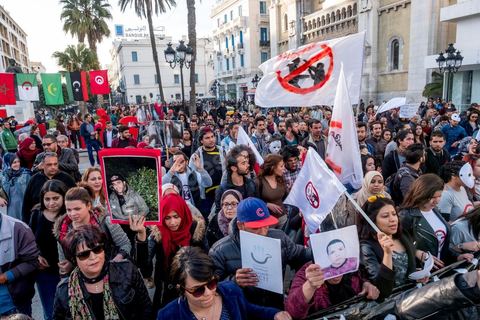 25 novembre 2017 : Manifestation organisée par le collectif de jeunes activistes, le collectif "Hasebhom", pour s'opposer au projet de loi relatif à la répression des atteintes contre les forces armées. Près de 150 jeunes se sont réunit devant le siége du syndicat UGTT pour ensuite rejoindre l'avenue Habib Bourguiba au centre ville de Tunis. Manifestation en présence des familles de jeunes torturés par la police, de la blogueuse Lina Ben Mehnni et l'activiste Afraa Ben Azza, toutes deux victimes de violences policières. L'objectif est de faire son possible pour bloquer ce projet. Il s’agit d’une loi qui ne respecte pas la Constitution et touche aux libertés en Tunisie, selon le collectif. 