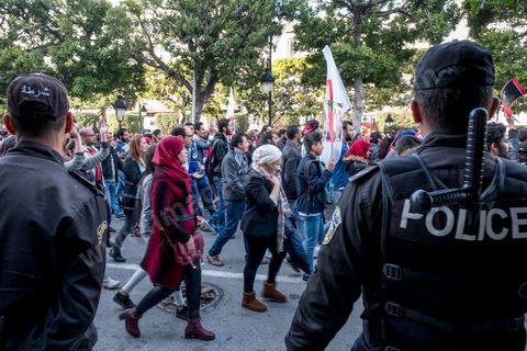 25 novembre 2017 : Manifestation organisée par le collectif de jeunes activistes, le collectif "Hasebhom", pour s'opposer au projet de loi relatif à la répression des atteintes contre les forces armées. Près de 150 jeunes se sont réunit devant le siége du syndicat UGTT pour ensuite rejoindre l'avenue Habib Bourguiba au centre ville de Tunis. Manifestation en présence des familles de jeunes torturés par la police, de la blogueuse Lina Ben Mehnni et l'activiste Afraa Ben Azza, toutes deux victimes de violences policières. L'objectif est de faire son possible pour bloquer ce projet. Il s’agit d’une loi qui ne respecte pas la Constitution et touche aux libertés en Tunisie, selon le collectif. 