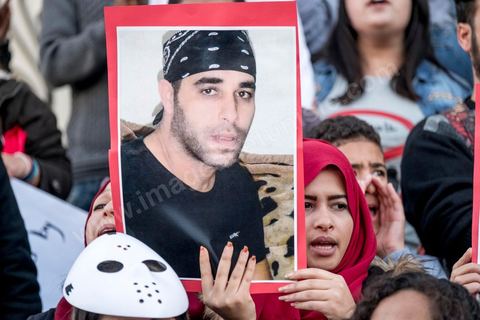 25 novembre 2017 : Manifestation organisée par le collectif de jeunes activistes, le collectif "Hasebhom", pour s'opposer au projet de loi relatif à la répression des atteintes contre les forces armées. Près de 150 jeunes se sont réunit devant le siége du syndicat UGTT pour ensuite rejoindre l'avenue Habib Bourguiba au centre ville de Tunis. Manifestation en présence des familles de jeunes torturés par la police, de la blogueuse Lina Ben Mehnni et l'activiste Afraa Ben Azza, toutes deux victimes de violences policières. L'objectif est de faire son possible pour bloquer ce projet. Il s’agit d’une loi qui ne respecte pas la Constitution et touche aux libertés en Tunisie, selon le collectif. 