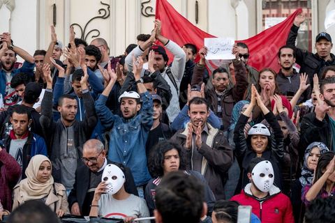 25 novembre 2017 : Manifestation organisée par le collectif de jeunes activistes, le collectif "Hasebhom", pour s'opposer au projet de loi relatif à la répression des atteintes contre les forces armées. Près de 150 jeunes se sont réunit devant le siége du syndicat UGTT pour ensuite rejoindre l'avenue Habib Bourguiba au centre ville de Tunis. Manifestation en présence des familles de jeunes torturés par la police, de la blogueuse Lina Ben Mehnni et l'activiste Afraa Ben Azza, toutes deux victimes de violences policières. L'objectif est de faire son possible pour bloquer ce projet. Il s’agit d’une loi qui ne respecte pas la Constitution et touche aux libertés en Tunisie, selon le collectif. 