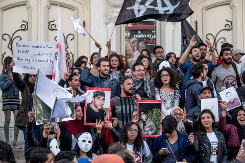25 novembre 2017 : Manifestation organisée par le collectif de jeunes activistes, le collectif "Hasebhom", pour s'opposer au projet de loi relatif à la répression des atteintes contre les forces armées. Près de 150 jeunes se sont réunit devant le siége du syndicat UGTT pour ensuite rejoindre l'avenue Habib Bourguiba au centre ville de Tunis. Manifestation en présence des familles de jeunes torturés par la police, de la blogueuse Lina Ben Mehnni et l'activiste Afraa Ben Azza, toutes deux victimes de violences policières. L'objectif est de faire son possible pour bloquer ce projet. Il s’agit d’une loi qui ne respecte pas la Constitution et touche aux libertés en Tunisie, selon le collectif. 