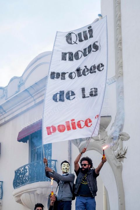 25 novembre 2017 : Manifestation organisée par le collectif de jeunes activistes, le collectif "Hasebhom", pour s'opposer au projet de loi relatif à la répression des atteintes contre les forces armées. Près de 150 jeunes se sont réunit devant le siége du syndicat UGTT pour ensuite rejoindre l'avenue Habib Bourguiba au centre ville de Tunis. Manifestation en présence des familles de jeunes torturés par la police, de la blogueuse Lina Ben Mehnni et l'activiste Afraa Ben Azza, toutes deux victimes de violences policières. L'objectif est de faire son possible pour bloquer ce projet. Il s’agit d’une loi qui ne respecte pas la Constitution et touche aux libertés en Tunisie, selon le collectif. 