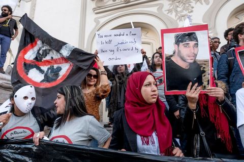 25 novembre 2017 : Manifestation organisée par le collectif de jeunes activistes, le collectif "Hasebhom", pour s'opposer au projet de loi relatif à la répression des atteintes contre les forces armées. Près de 150 jeunes se sont réunit devant le siége du syndicat UGTT pour ensuite rejoindre l'avenue Habib Bourguiba au centre ville de Tunis. Manifestation en présence des familles de jeunes torturés par la police, de la blogueuse Lina Ben Mehnni et l'activiste Afraa Ben Azza, toutes deux victimes de violences policières. L'objectif est de faire son possible pour bloquer ce projet. Il s’agit d’une loi qui ne respecte pas la Constitution et touche aux libertés en Tunisie, selon le collectif. 