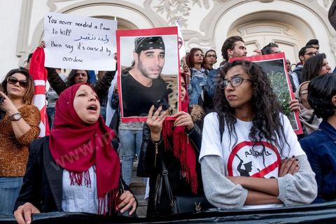 25 novembre 2017 : Manifestation organisée par le collectif de jeunes activistes, le collectif "Hasebhom", pour s'opposer au projet de loi relatif à la répression des atteintes contre les forces armées. Près de 150 jeunes se sont réunit devant le siége du syndicat UGTT pour ensuite rejoindre l'avenue Habib Bourguiba au centre ville de Tunis. Manifestation en présence des familles de jeunes torturés par la police, de la blogueuse Lina Ben Mehnni et l'activiste Afraa Ben Azza, toutes deux victimes de violences policières. L'objectif est de faire son possible pour bloquer ce projet. Il s’agit d’une loi qui ne respecte pas la Constitution et touche aux libertés en Tunisie, selon le collectif. 