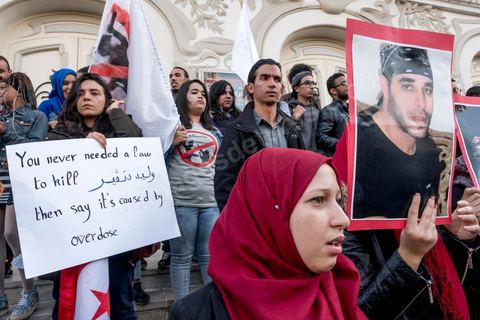 25 novembre 2017 : Manifestation organisée par le collectif de jeunes activistes, le collectif "Hasebhom", pour s'opposer au projet de loi relatif à la répression des atteintes contre les forces armées. Près de 150 jeunes se sont réunit devant le siége du syndicat UGTT pour ensuite rejoindre l'avenue Habib Bourguiba au centre ville de Tunis. Manifestation en présence des familles de jeunes torturés par la police, de la blogueuse Lina Ben Mehnni et l'activiste Afraa Ben Azza, toutes deux victimes de violences policières. L'objectif est de faire son possible pour bloquer ce projet. Il s’agit d’une loi qui ne respecte pas la Constitution et touche aux libertés en Tunisie, selon le collectif. 