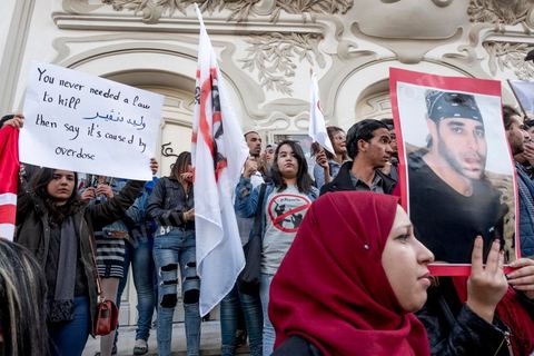 25 novembre 2017 : Manifestation organisée par le collectif de jeunes activistes, le collectif "Hasebhom", pour s'opposer au projet de loi relatif à la répression des atteintes contre les forces armées. Près de 150 jeunes se sont réunit devant le siége du syndicat UGTT pour ensuite rejoindre l'avenue Habib Bourguiba au centre ville de Tunis. Manifestation en présence des familles de jeunes torturés par la police, de la blogueuse Lina Ben Mehnni et l'activiste Afraa Ben Azza, toutes deux victimes de violences policières. L'objectif est de faire son possible pour bloquer ce projet. Il s’agit d’une loi qui ne respecte pas la Constitution et touche aux libertés en Tunisie, selon le collectif. 