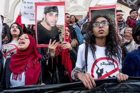 25 novembre 2017 : Manifestation organisée par le collectif de jeunes activistes, le collectif "Hasebhom", pour s'opposer au projet de loi relatif à la répression des atteintes contre les forces armées. Près de 150 jeunes se sont réunit devant le siége du syndicat UGTT pour ensuite rejoindre l'avenue Habib Bourguiba au centre ville de Tunis. Manifestation en présence des familles de jeunes torturés par la police, de la blogueuse Lina Ben Mehnni et l'activiste Afraa Ben Azza, toutes deux victimes de violences policières. L'objectif est de faire son possible pour bloquer ce projet. Il s’agit d’une loi qui ne respecte pas la Constitution et touche aux libertés en Tunisie, selon le collectif. 