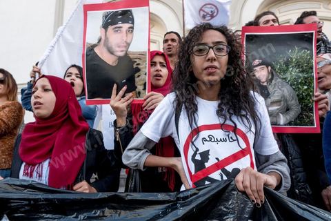 25 novembre 2017 : Manifestation organisée par le collectif de jeunes activistes, le collectif "Hasebhom", pour s'opposer au projet de loi relatif à la répression des atteintes contre les forces armées. Près de 150 jeunes se sont réunit devant le siége du syndicat UGTT pour ensuite rejoindre l'avenue Habib Bourguiba au centre ville de Tunis. Manifestation en présence des familles de jeunes torturés par la police, de la blogueuse Lina Ben Mehnni et l'activiste Afraa Ben Azza, toutes deux victimes de violences policières. L'objectif est de faire son possible pour bloquer ce projet. Il s’agit d’une loi qui ne respecte pas la Constitution et touche aux libertés en Tunisie, selon le collectif. 