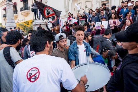 25 novembre 2017 : Manifestation organisée par le collectif de jeunes activistes, le collectif "Hasebhom", pour s'opposer au projet de loi relatif à la répression des atteintes contre les forces armées. Près de 150 jeunes se sont réunit devant le siége du syndicat UGTT pour ensuite rejoindre l'avenue Habib Bourguiba au centre ville de Tunis. Manifestation en présence des familles de jeunes torturés par la police, de la blogueuse Lina Ben Mehnni et l'activiste Afraa Ben Azza, toutes deux victimes de violences policières. L'objectif est de faire son possible pour bloquer ce projet. Il s’agit d’une loi qui ne respecte pas la Constitution et touche aux libertés en Tunisie, selon le collectif. 