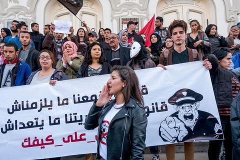 25 novembre 2017 : Manifestation organisée par le collectif de jeunes activistes, le collectif "Hasebhom", pour s'opposer au projet de loi relatif à la répression des atteintes contre les forces armées. Près de 150 jeunes se sont réunit devant le siége du syndicat UGTT pour ensuite rejoindre l'avenue Habib Bourguiba au centre ville de Tunis. Manifestation en présence des familles de jeunes torturés par la police, de la blogueuse Lina Ben Mehnni et l'activiste Afraa Ben Azza, toutes deux victimes de violences policières. L'objectif est de faire son possible pour bloquer ce projet. Il s’agit d’une loi qui ne respecte pas la Constitution et touche aux libertés en Tunisie, selon le collectif. 
