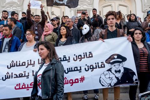 25 novembre 2017 : Manifestation organisée par le collectif de jeunes activistes, le collectif "Hasebhom", pour s'opposer au projet de loi relatif à la répression des atteintes contre les forces armées. Près de 150 jeunes se sont réunit devant le siége du syndicat UGTT pour ensuite rejoindre l'avenue Habib Bourguiba au centre ville de Tunis. Manifestation en présence des familles de jeunes torturés par la police, de la blogueuse Lina Ben Mehnni et l'activiste Afraa Ben Azza, toutes deux victimes de violences policières. L'objectif est de faire son possible pour bloquer ce projet. Il s’agit d’une loi qui ne respecte pas la Constitution et touche aux libertés en Tunisie, selon le collectif. 