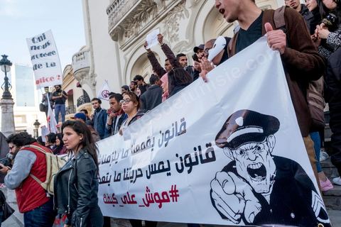 25 novembre 2017 : Manifestation organisée par le collectif de jeunes activistes, le collectif "Hasebhom", pour s'opposer au projet de loi relatif à la répression des atteintes contre les forces armées. Près de 150 jeunes se sont réunit devant le siége du syndicat UGTT pour ensuite rejoindre l'avenue Habib Bourguiba au centre ville de Tunis. Manifestation en présence des familles de jeunes torturés par la police, de la blogueuse Lina Ben Mehnni et l'activiste Afraa Ben Azza, toutes deux victimes de violences policières. L'objectif est de faire son possible pour bloquer ce projet. Il s’agit d’une loi qui ne respecte pas la Constitution et touche aux libertés en Tunisie, selon le collectif. 