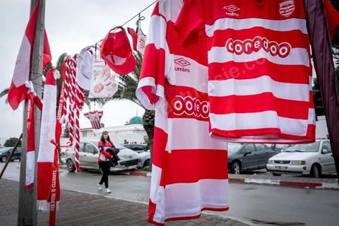 February 18, 2018: In front of Parc A, Club Africain’s training center, fans are buying merchandise on the street before heading to the stadium. In Tunis, it’s the big day—the soccer derby, the match between the league’s two current top teams and Tunis’s two flagship clubs, Club Africain (CA) versus Espérance de Tunis (EST), at the Radès Stadium in the southern suburbs of Tunis. This rematch favors CA, which controls ticket sales. Given the numerous clashes between fans and ultra groups in the stadiums—both among themselves and with the police— only 23,000 tickets are being sold (out of a capacity of 60,000), including 1,200 for EST—though only about 50 of those will be in the south stand. The match will end with a surprise 2–1 victory for CA. 