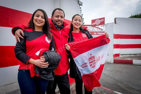 February 18, 2018: At Parc A, the Club Africain training center, Jamila and Feriel Hamrouni have been going to the stadium every year with their father, Lassaad, to cheer on their favorite club, CA, despite the ban on under-18s entering the stadium—though it’s easier for girls. In Tunis, it’s the big day—the soccer derby, the match between the two best teams currently in the league and Tunis’s two flagship clubs, Club Africain (CA) versus Espérance de Tunis (EST), at the Grand Stadium of Radès in the southern suburbs of Tunis. CA has the upper hand in this rematch, as it controls ticket sales. Given the numerous clashes between fans and ultra groups—both among themselves and with the police—in the stadiums, only 23,000 tickets are being sold (out of a capacity of 60,000), including 1,200 for EST—though only about 50 of those will be allocated to the south stand. The match will end with a surprise 2–1 victory for CA. 
