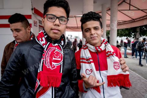 February 18, 2018: At CA’s Park A, fans gather to make their final purchases of banners and scarves before heading to the stadium for the game. In Tunis, it’s the big day—the soccer derby, the match between the league’s two current top teams and Tunis’s two flagship clubs, Club Africain (CA) versus Espérance de Tunis (EST), at the Grand Stadium of Radès in the southern suburbs of Tunis. This rematch favors CA, which controls ticket sales. Given the numerous clashes between fans and ultra groups in the stadiums—both among themselves and with the police— only 23,000 tickets are being sold (out of a capacity of 60,000), including 1,200 for EST—though only about 50 of those will be in the south stand. The match will end with a surprise 2–1 victory for CA. 
