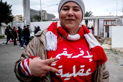 February 18, 2018: At CA’s Park A, fans gather to make their final purchases of banners and scarves before heading to the stadium for the game. In Tunis, it’s the big day—the soccer derby, the match between the league’s two current top teams and Tunis’s two flagship clubs, Club Africain (CA) versus Espérance de Tunis (EST), at the Grand Stadium of Radès in the southern suburbs of Tunis. This rematch favors CA, which controls ticket sales. Given the numerous clashes between fans and ultra groups in the stadiums—both among themselves and with the police— only 23,000 tickets are being sold (out of a capacity of 60,000), including 1,200 for EST—though only about 50 of those will be in the south stand. The match will end with a surprise 2–1 victory for CA. 